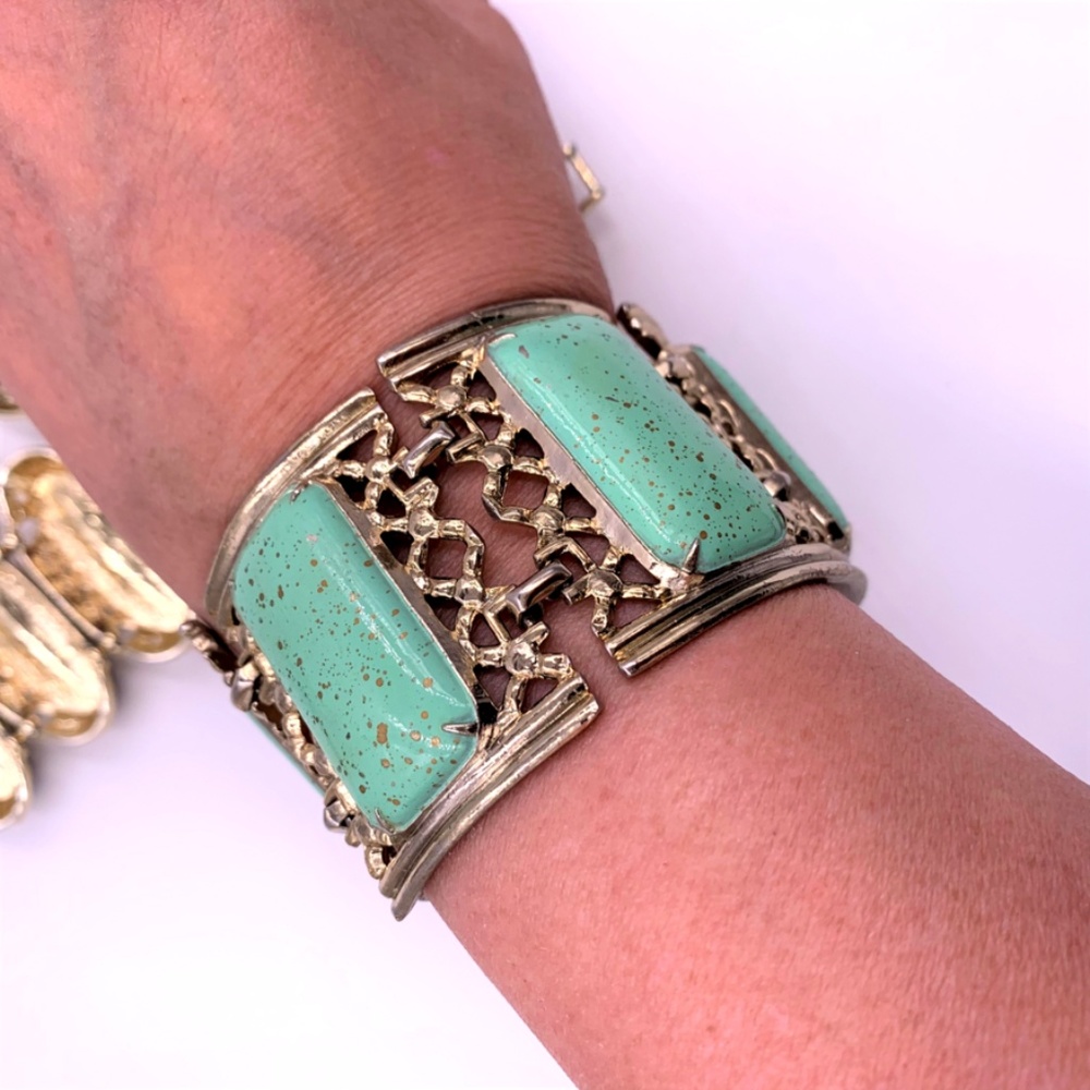 5/$15 vintage costume jewelry green bracelet
